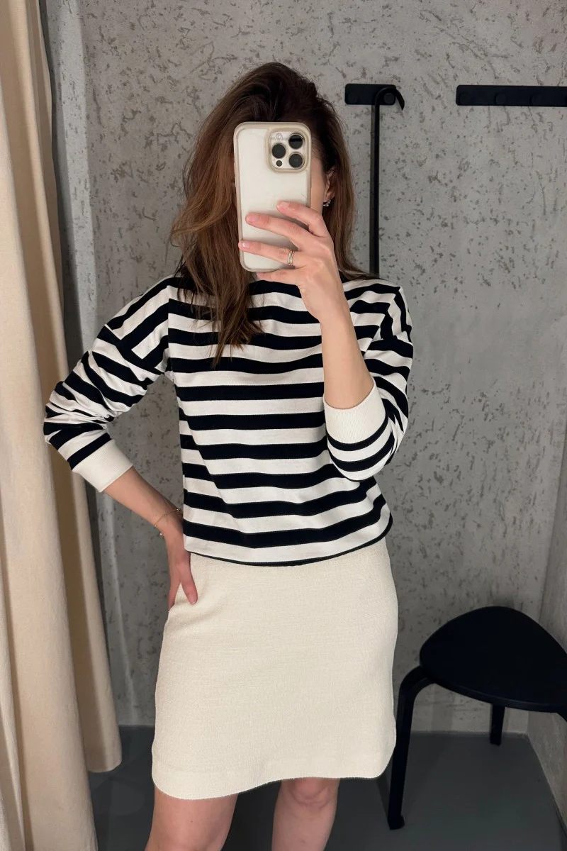 Bluza w paski złamana z czernią biała - Image 4
