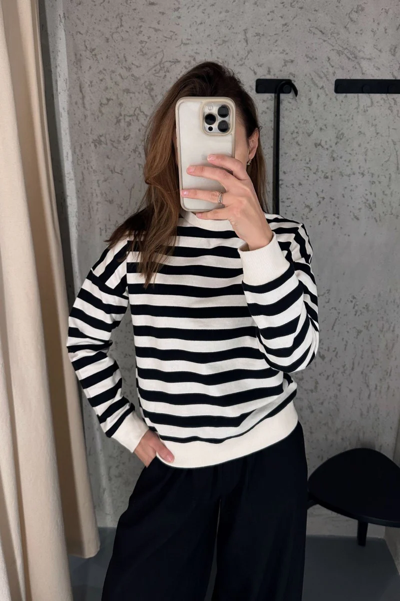 Bluza w paski złamana z czernią biała - Image 5