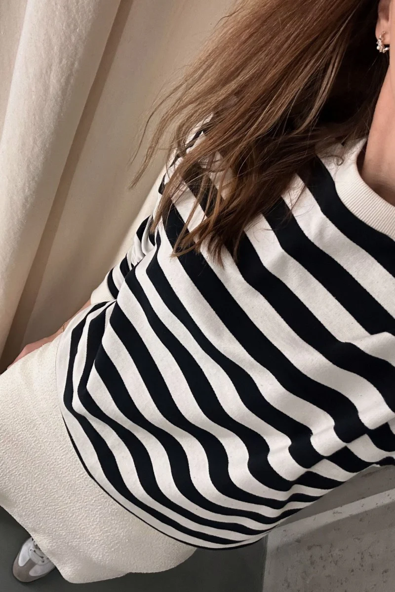 Bluza w paski złamana z czernią biała - Image 6