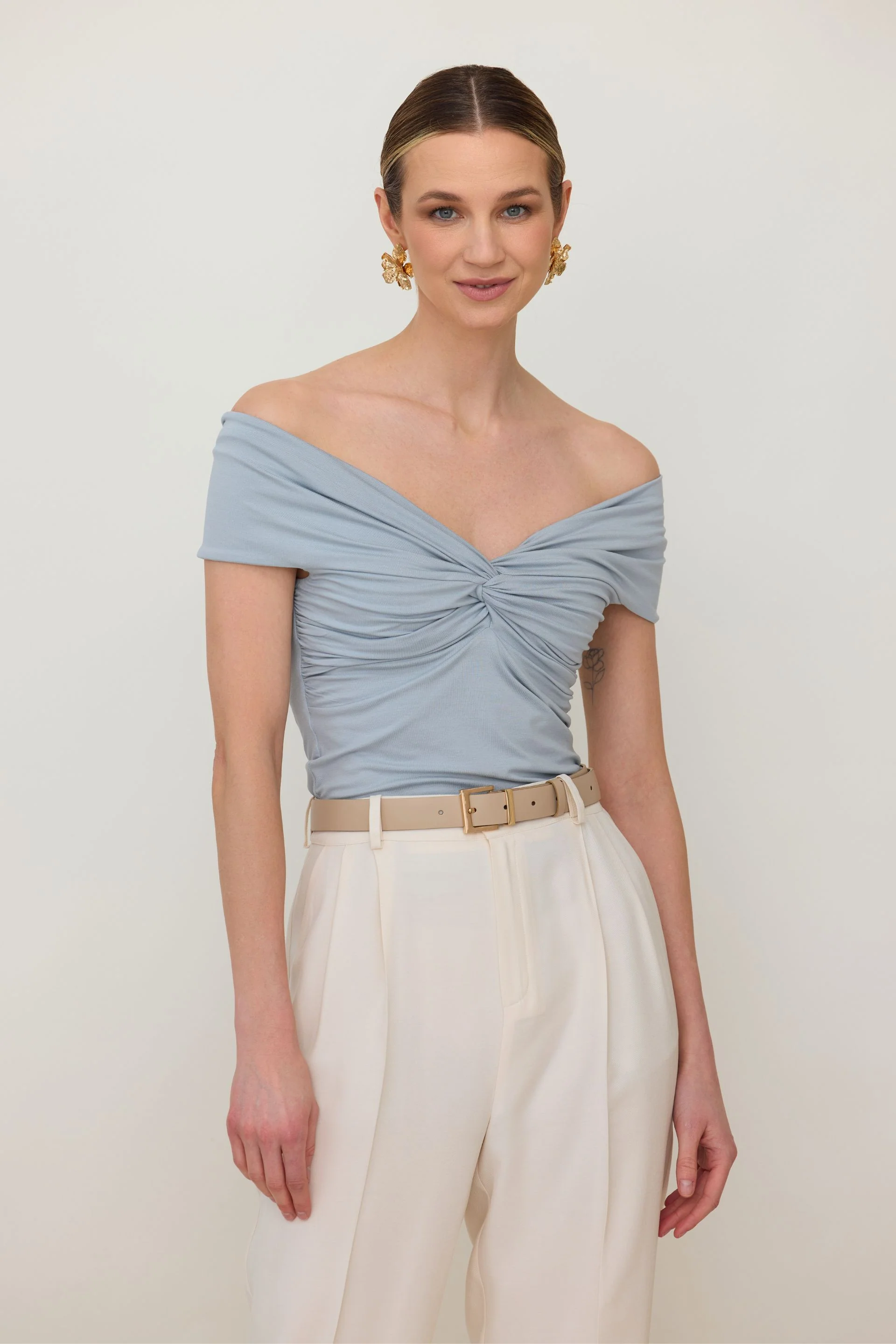 Bluzka bez ramion z zawinięciem baby blue - Image 2