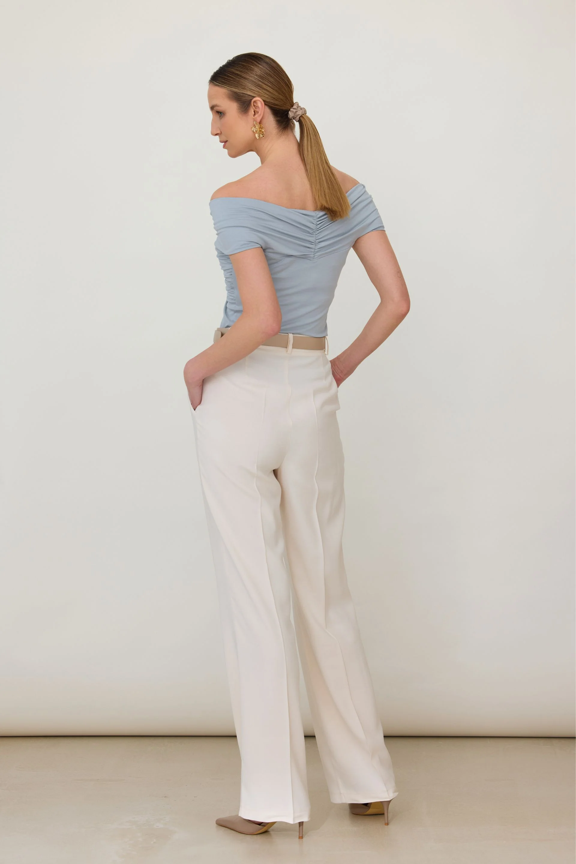 Bluzka bez ramion z zawinięciem baby blue - Image 4