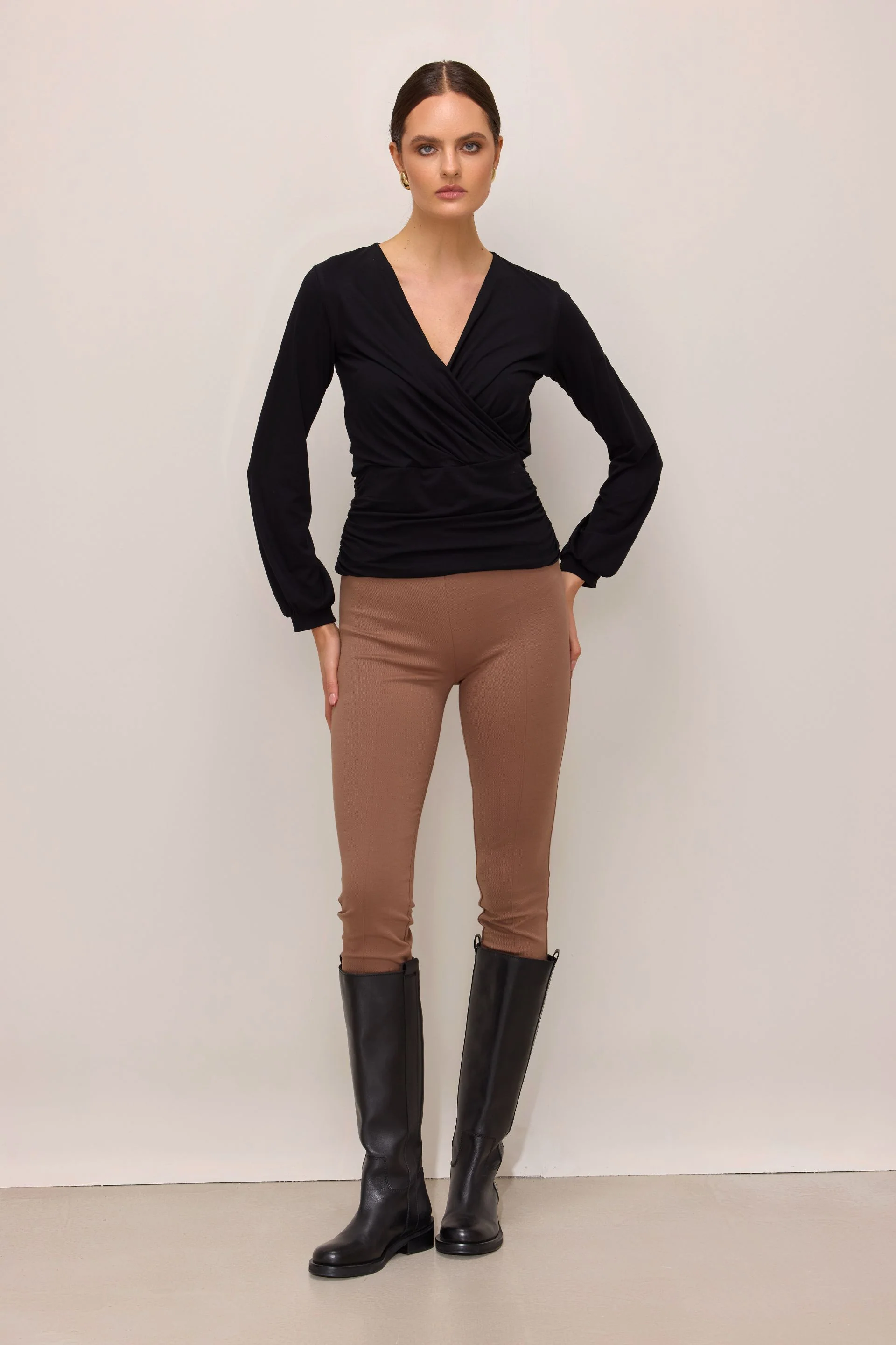 Elegancka bluzka kopertowa z mikromodalu czarna - Image 3