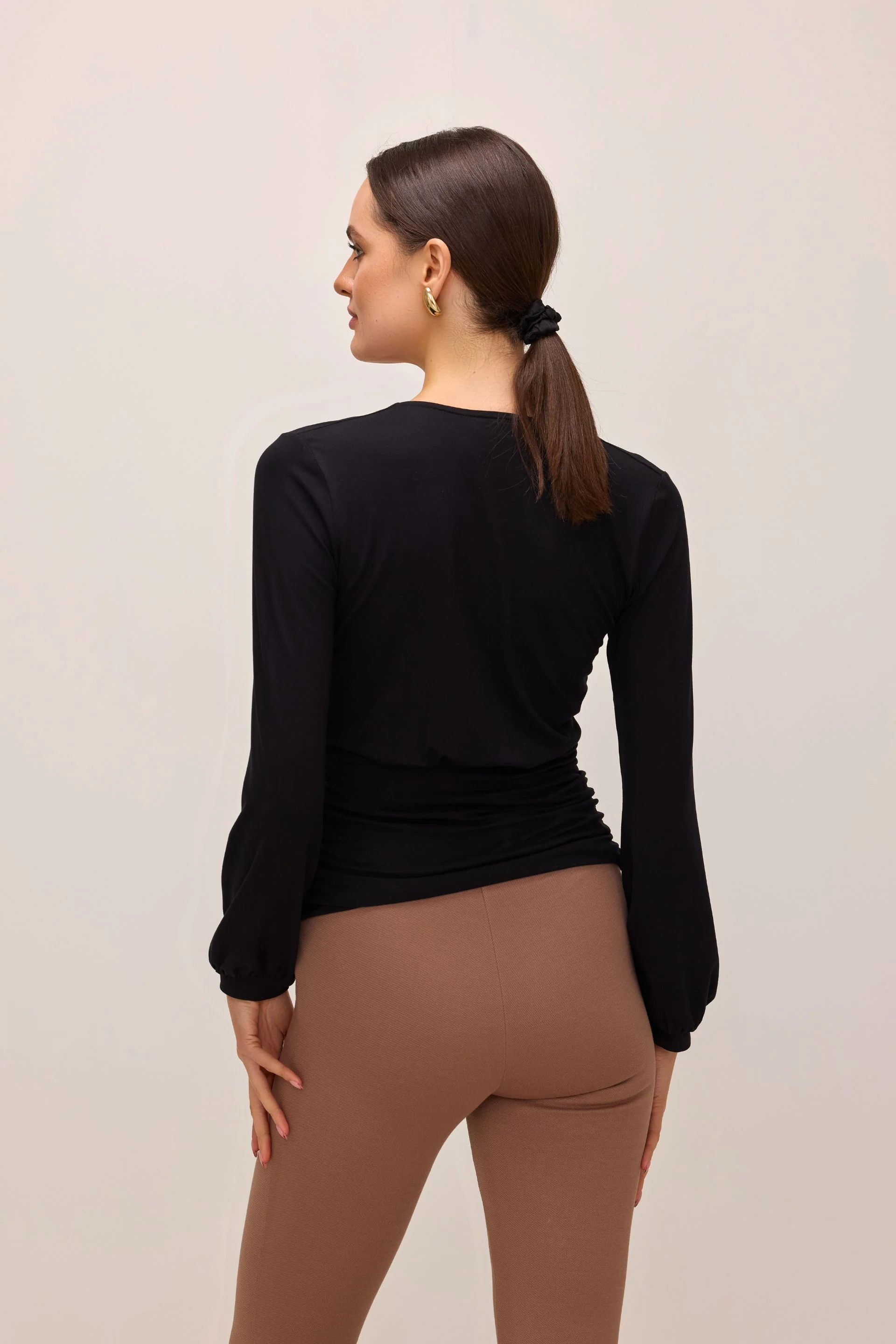 Elegancka bluzka kopertowa z mikromodalu czarna - Image 4