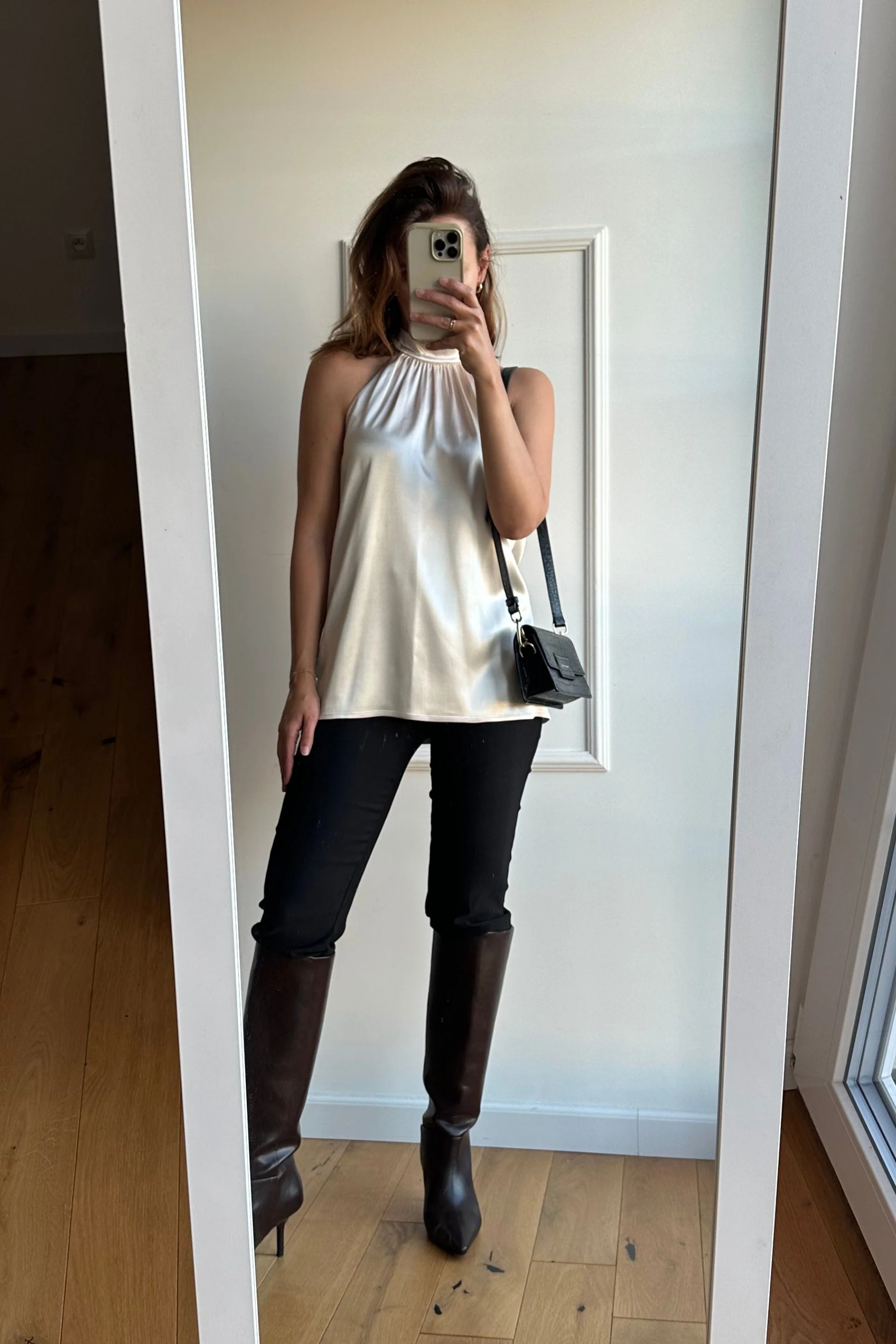 Elegancki top z dekoltem halter złota perła - Image 4