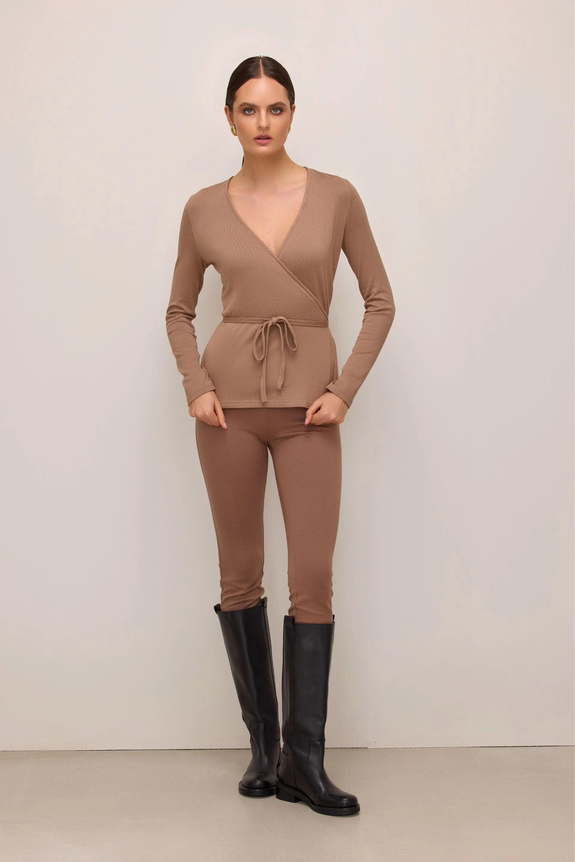 Kopertowy sweter beżowy - Image 3