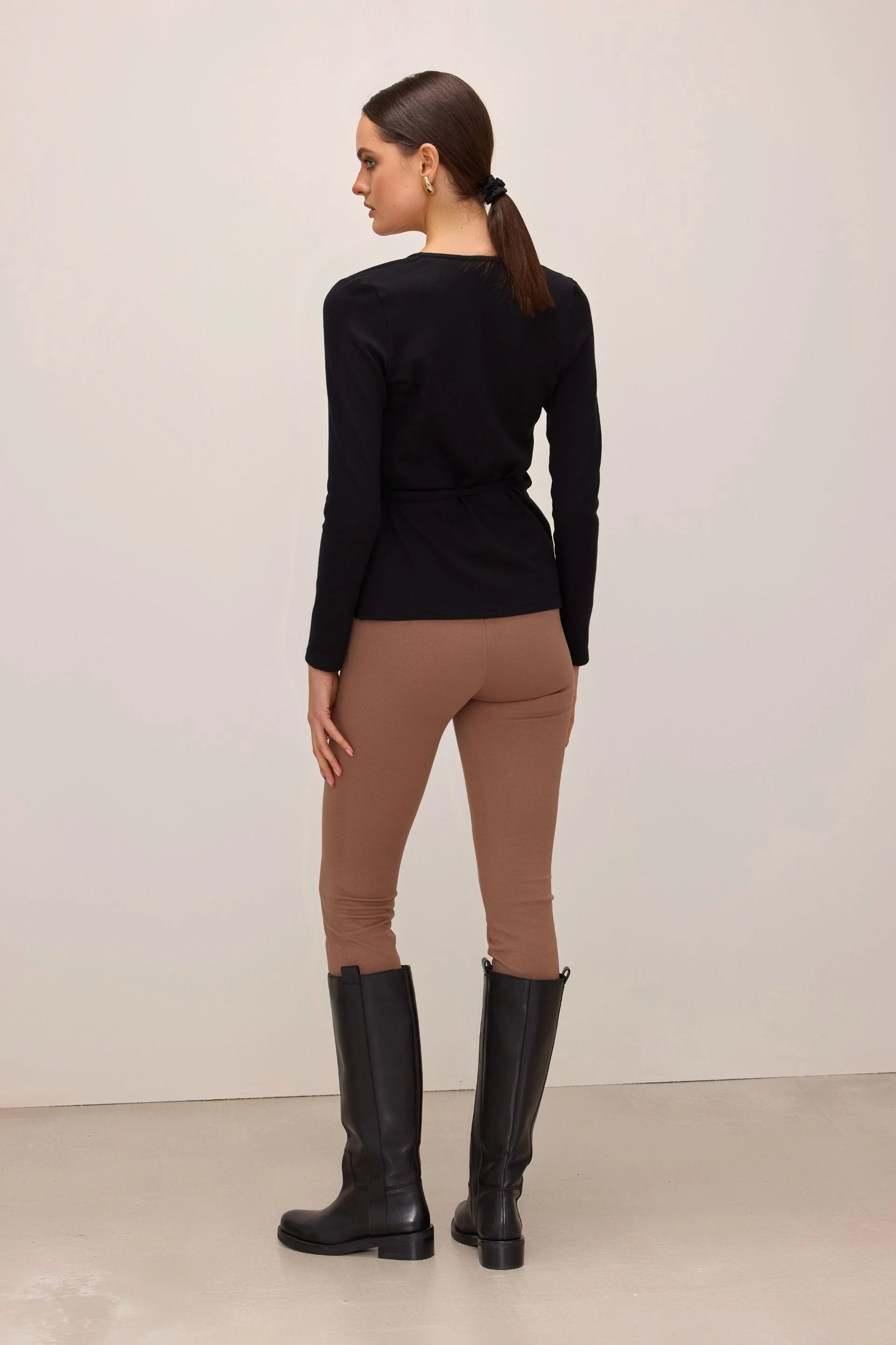 Kopertowy sweter czarny - Image 5