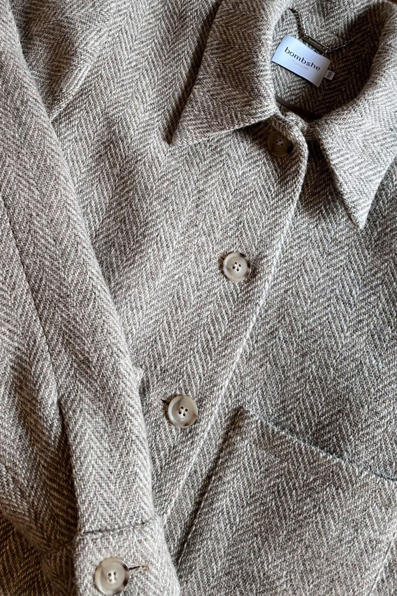 Krótka pudełkowa kurtka z wełny w jodełkę taupe - Image 5