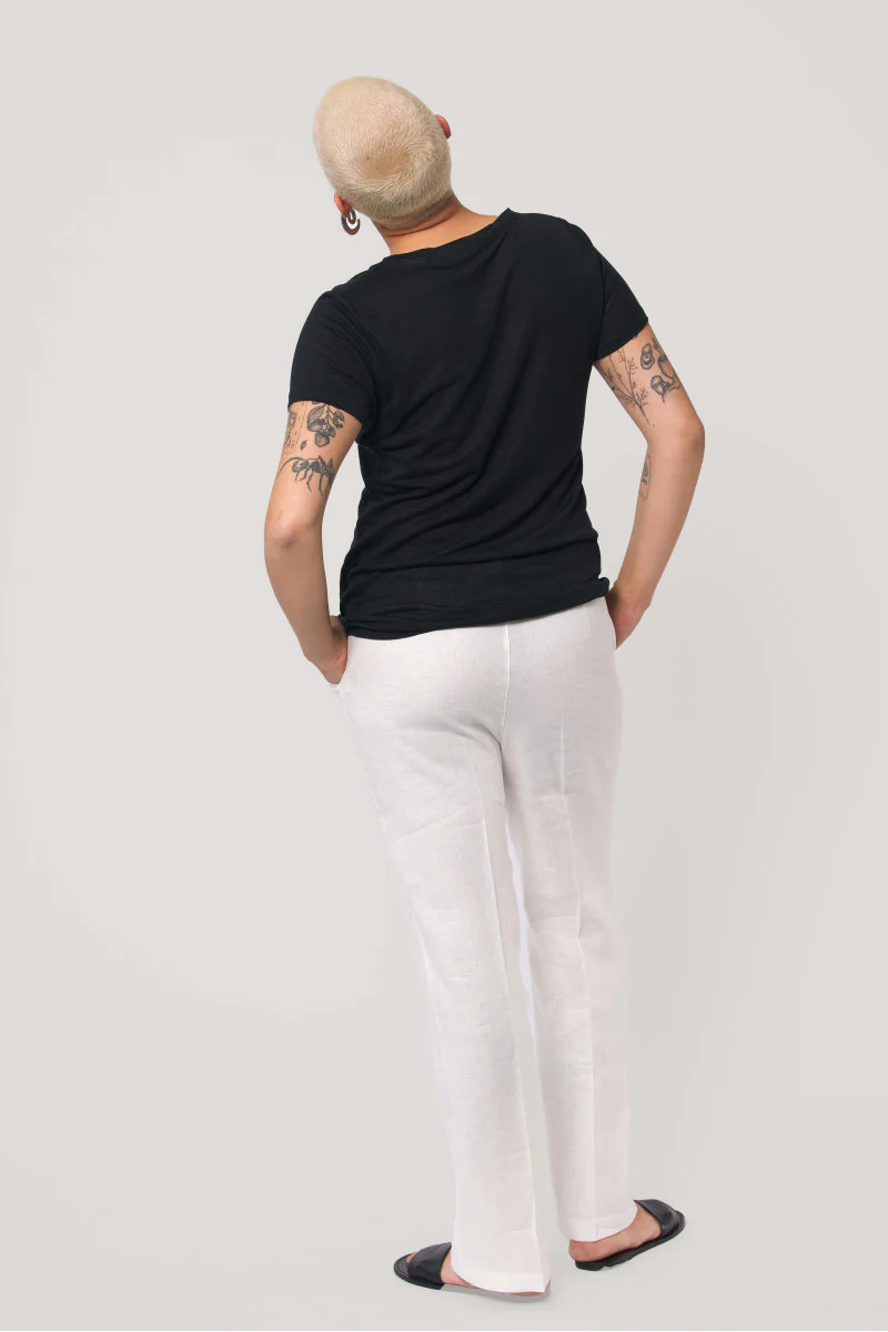 Lniany t-shirt z dekoltem v czarny - Image 3