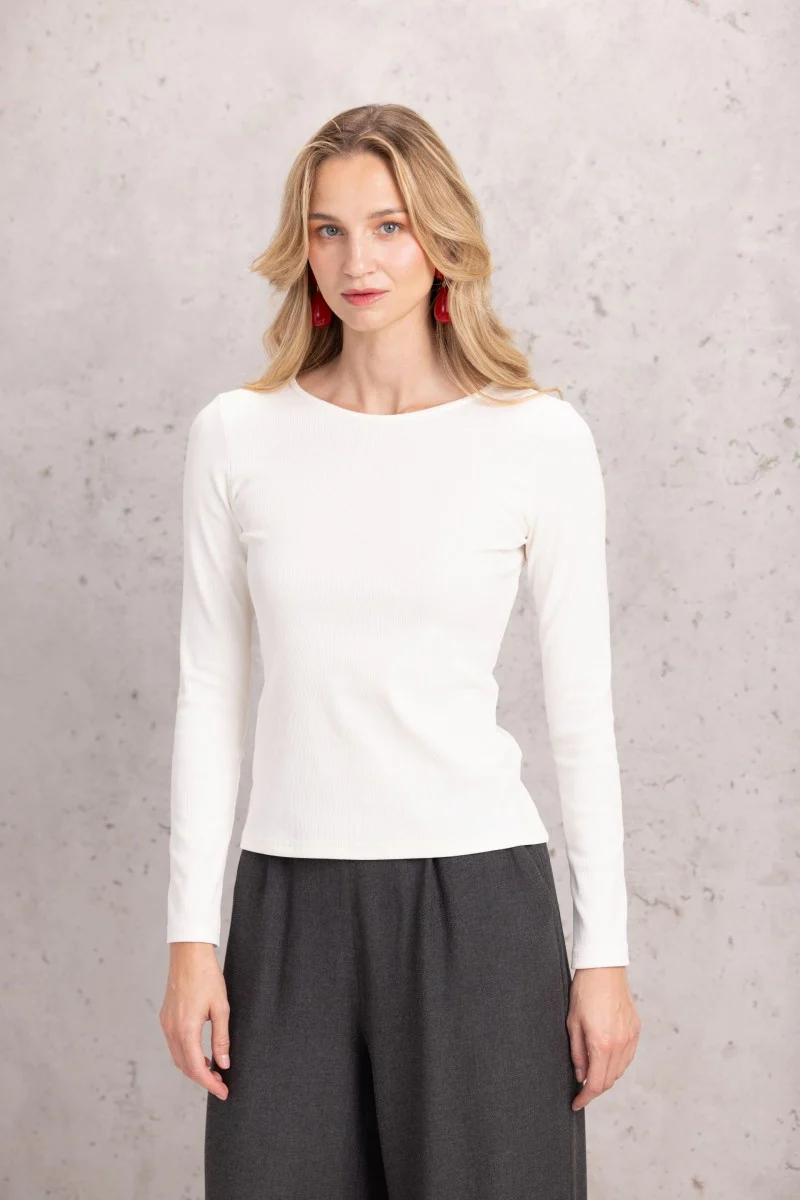 Longsleeve o prążkowanej strukturze złamana biel