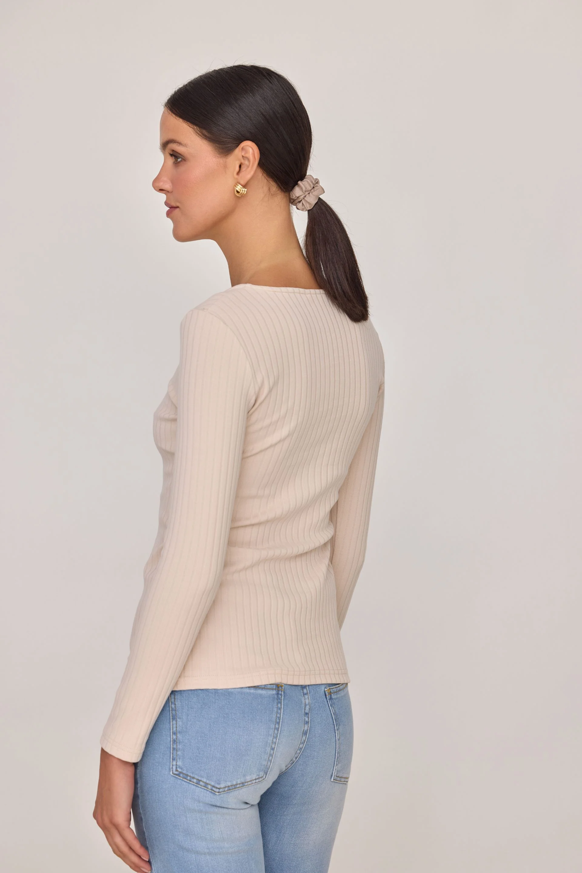 Longsleeve w szerszy prążek beżowy - Image 5