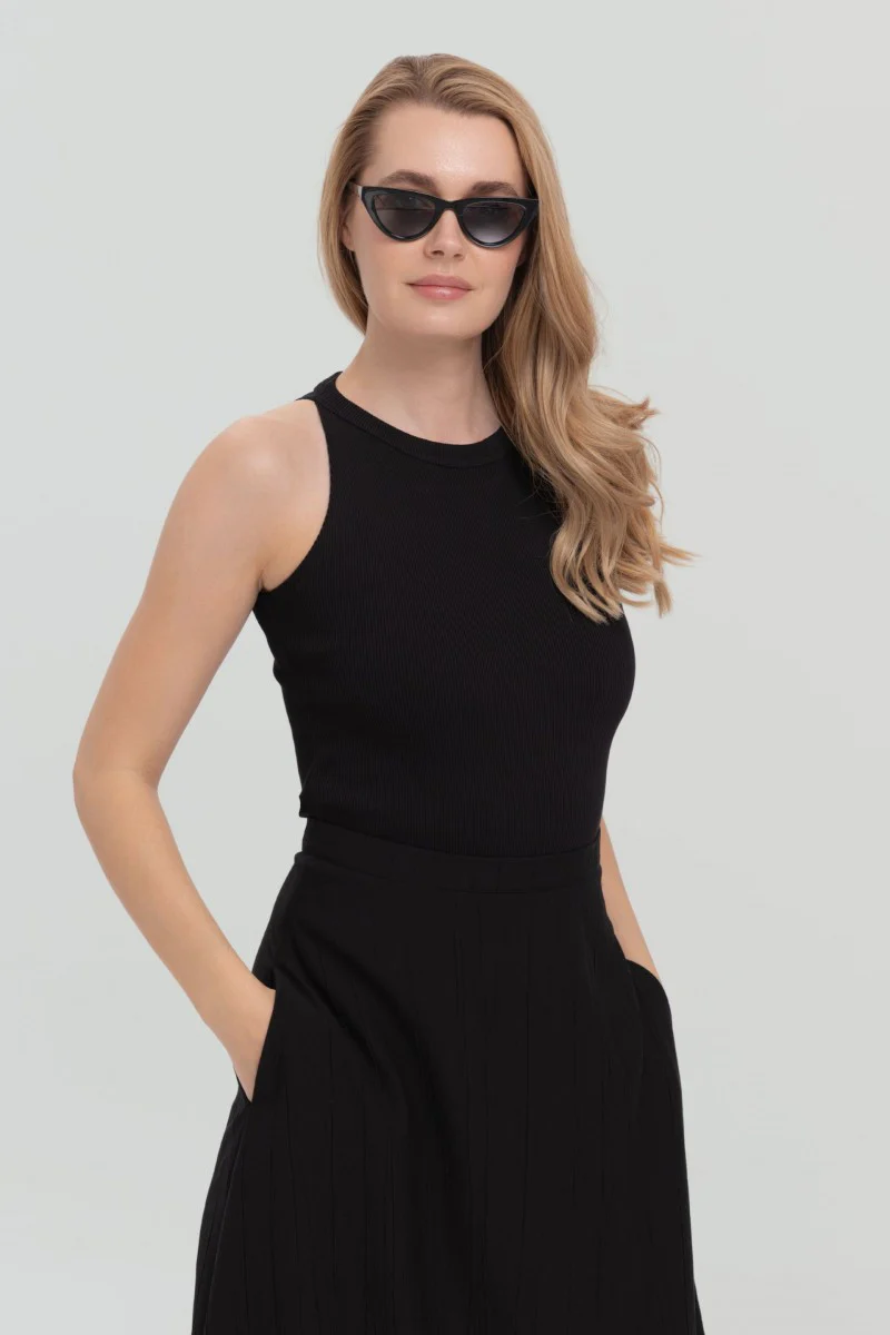 Prążkowany top z dekoltem halter czarny - Image 4