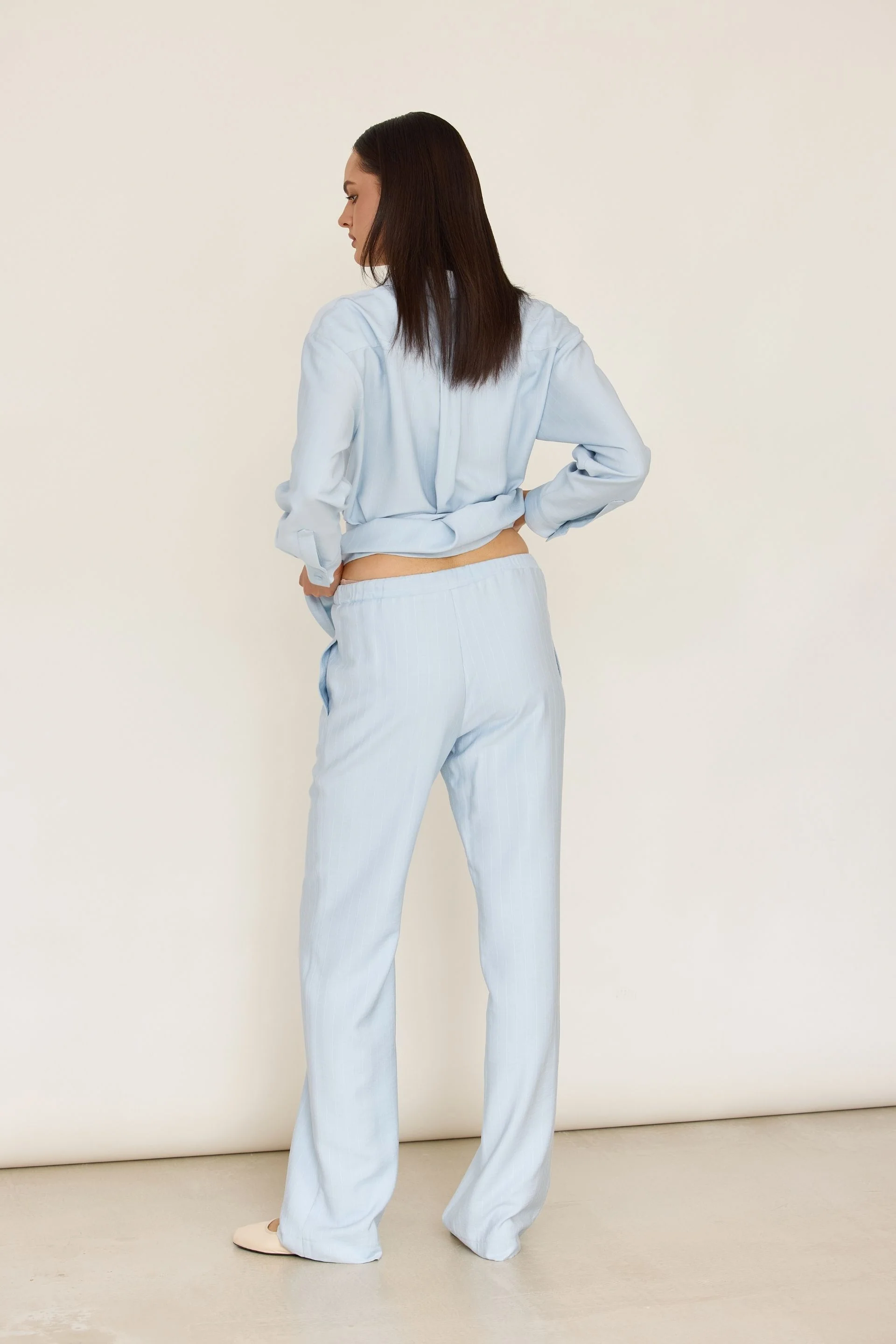Spodnie na gumie w delikatne paski baby blue - Image 4
