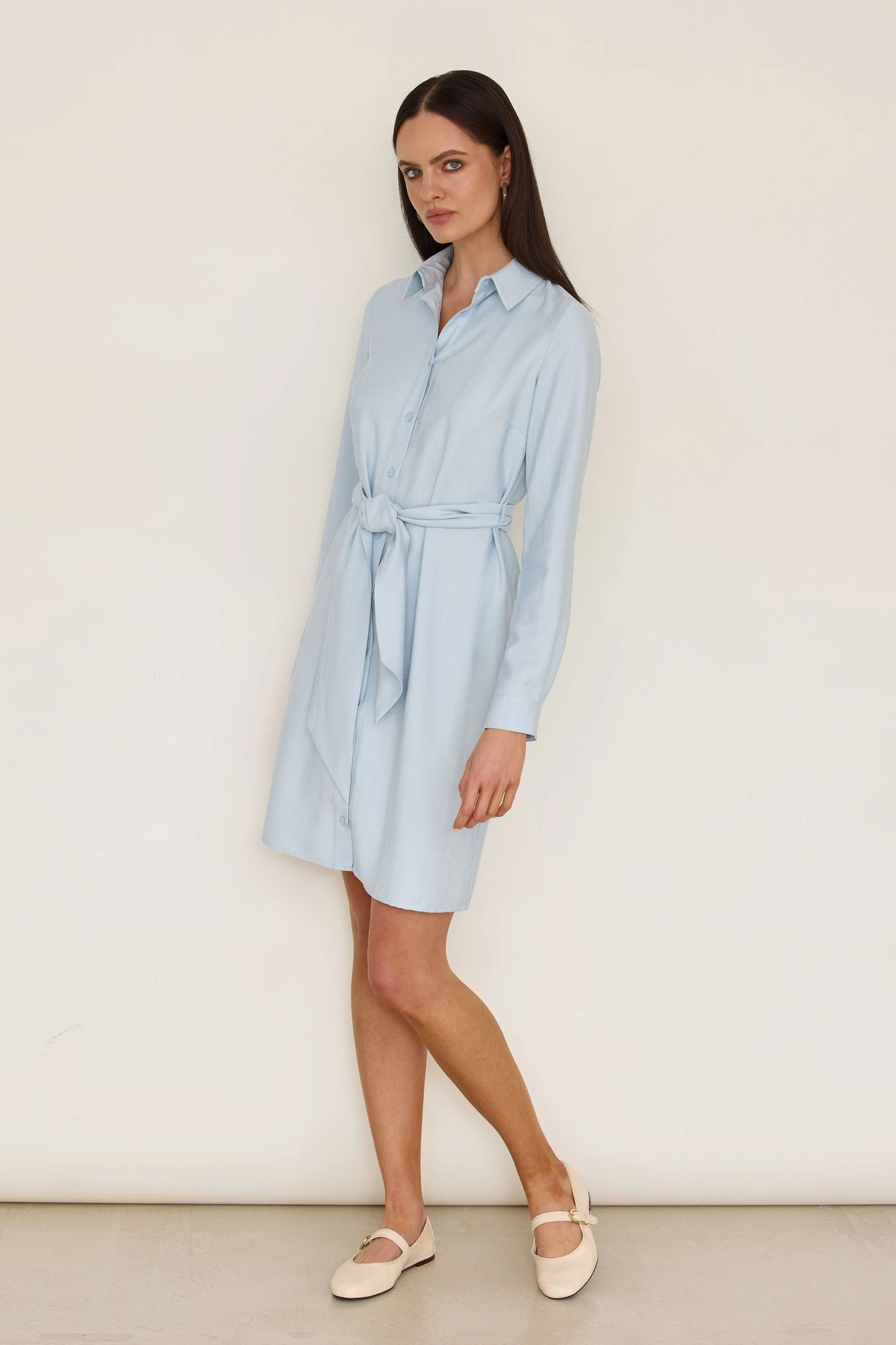 Sukienka koszulowa z wiązaniem baby blue - Image 3