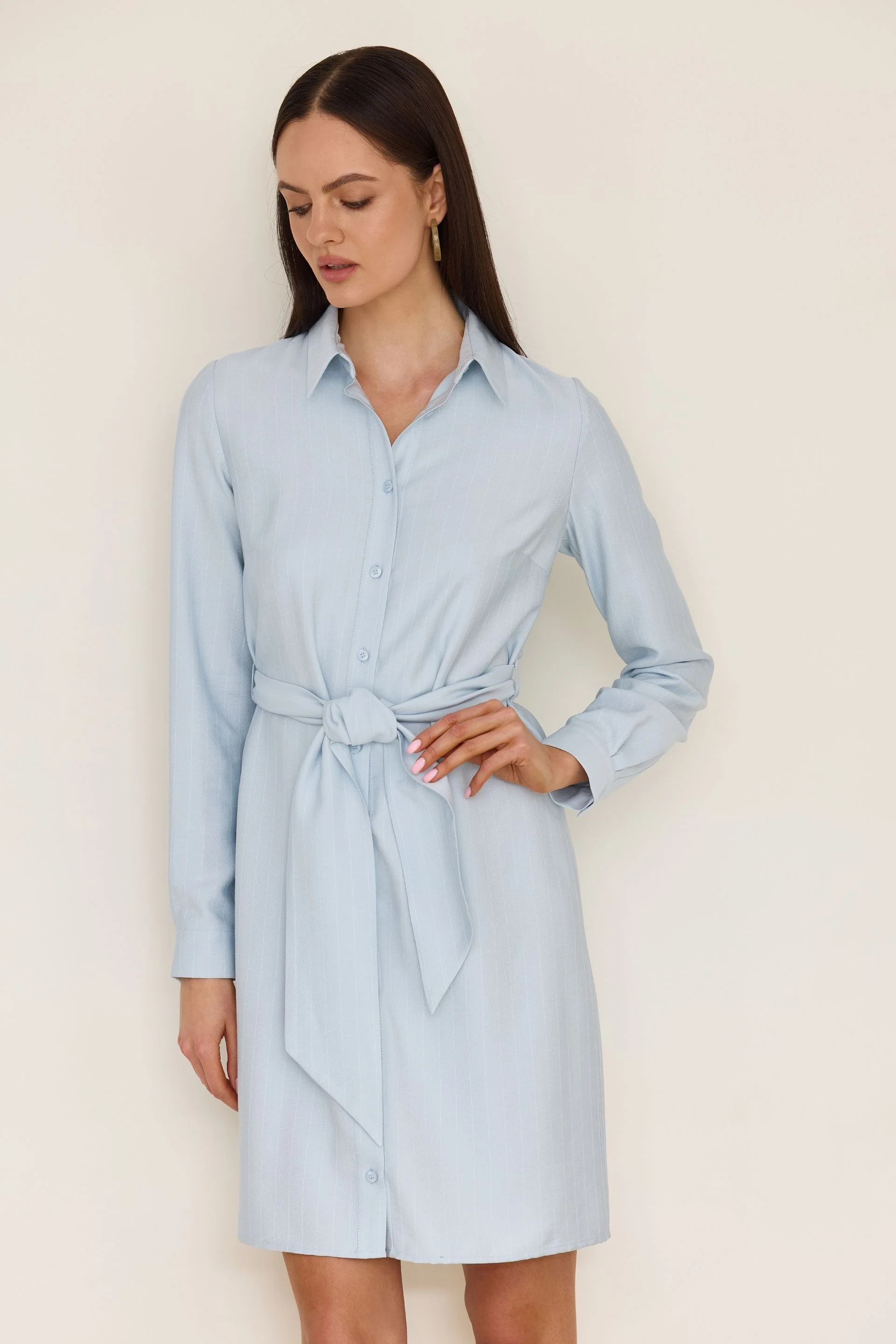 Sukienka koszulowa z wiązaniem baby blue - Image 4