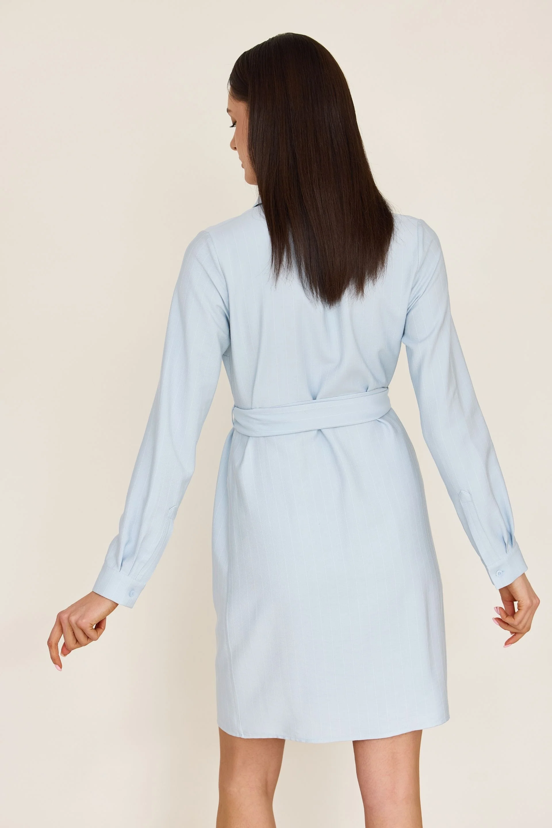 Sukienka koszulowa z wiązaniem baby blue - Image 6
