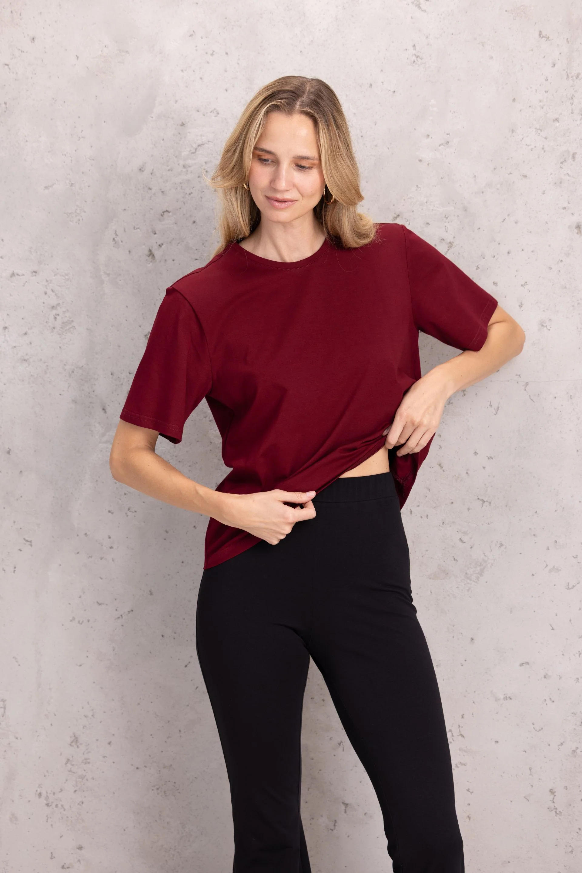 T-shirt basic o pudełkowym kroju burgund - Image 3