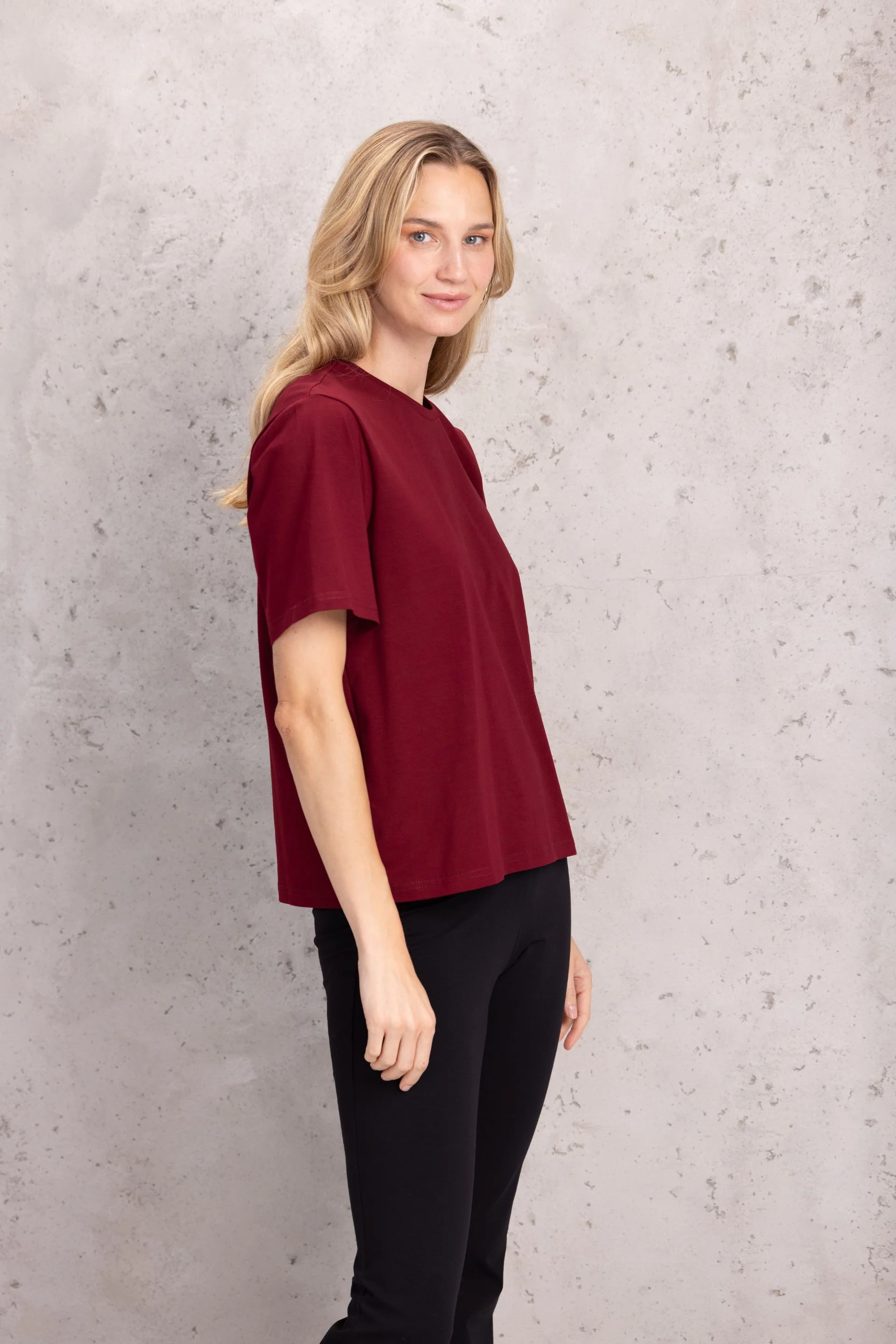 T-shirt basic o pudełkowym kroju burgund - Image 4