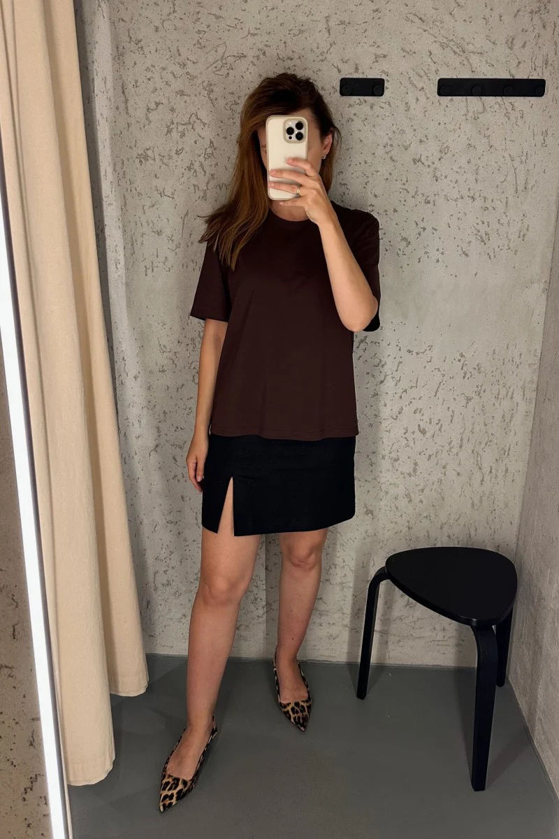 T-shirt basic o pudełkowym kroju czekoladowy - Image 2
