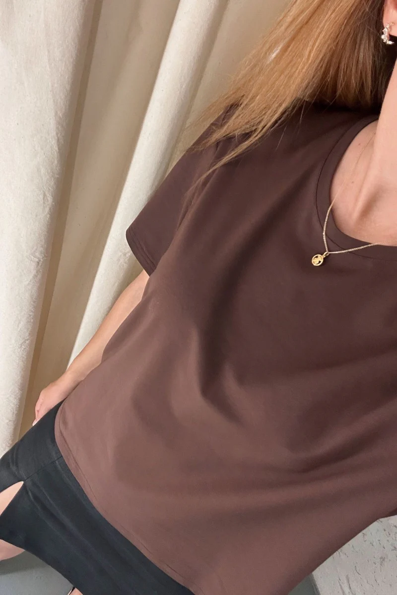 T-shirt basic o pudełkowym kroju czekoladowy - Image 3