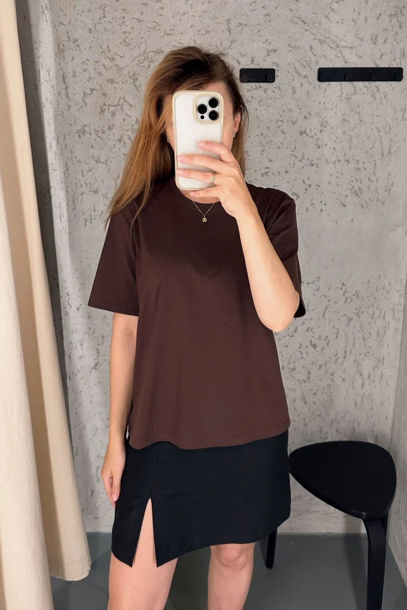 T-shirt basic o pudełkowym kroju czekoladowy - Image 4