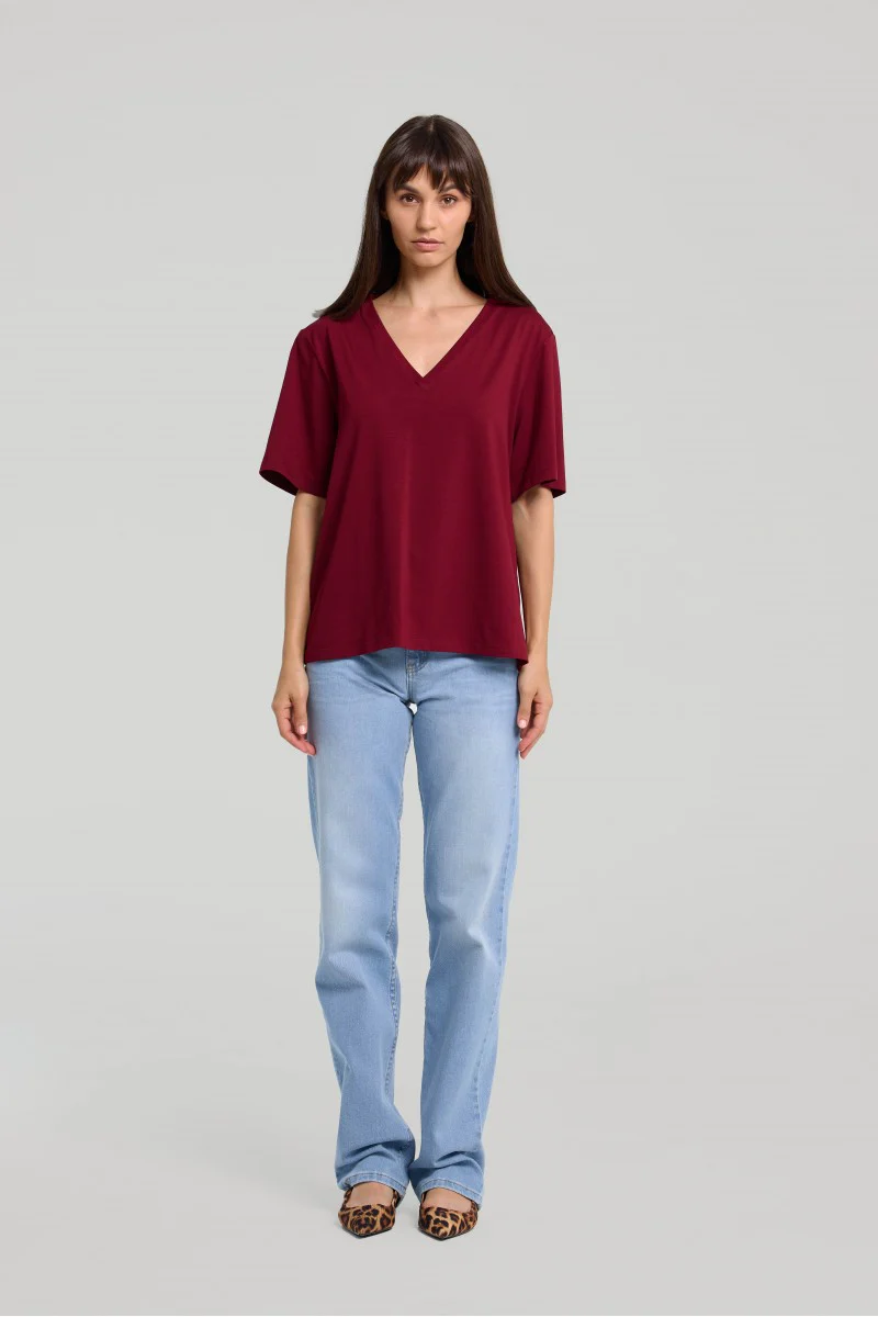 T-shirt z dekoltem v o pudełkowym kroju burgund - Image 4